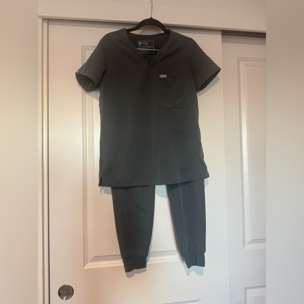 FIGS Scrub Set XS top and XS petite jogger pants